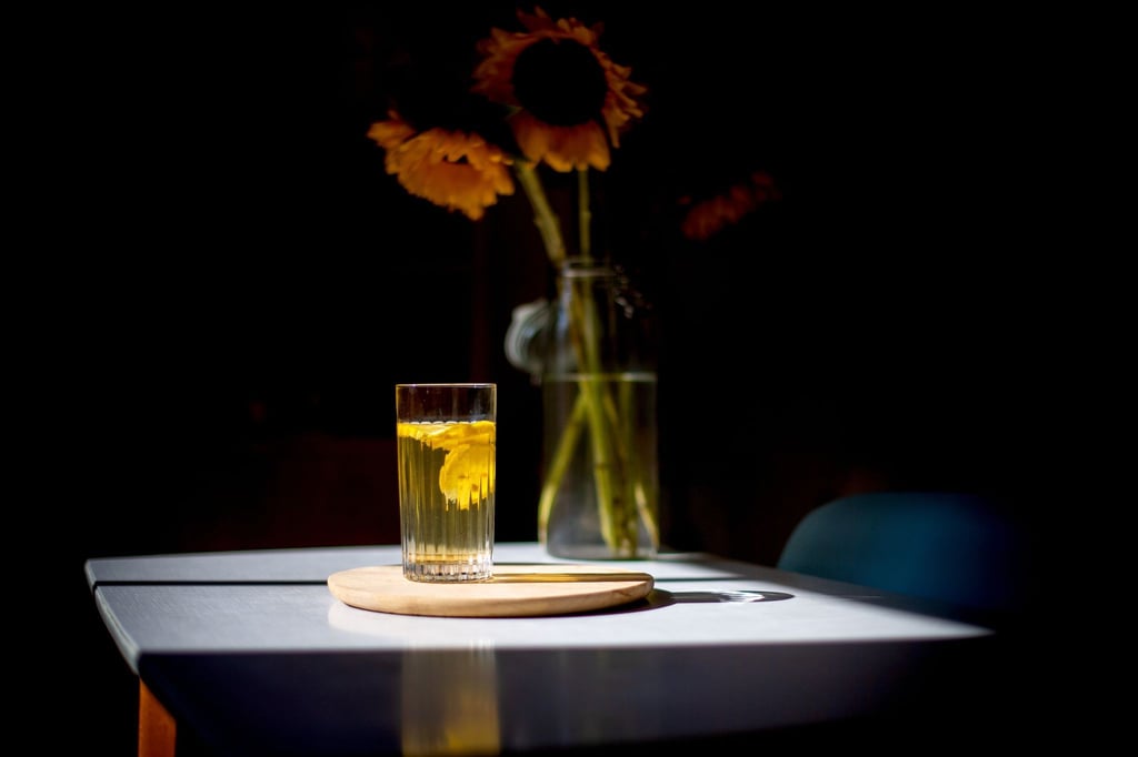 An einem heißen Tag kühlt ein Glas kalter Tee herrlich ab. Bestimmte Tees lassen sich ganz einfach herstellen - sie müssen nämlich nur kurz in kaltem Wasser ziehen.