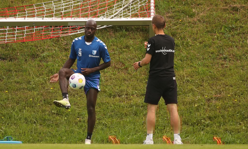 Trainiert nach seiner Lymphknoten-OP derzeit noch individuell mit Zacharias Flore (r.): Amara Condé. Der FCM-Kapitän hofft darauf, zum Saisonstart in Wiesbaden fit zu sein.