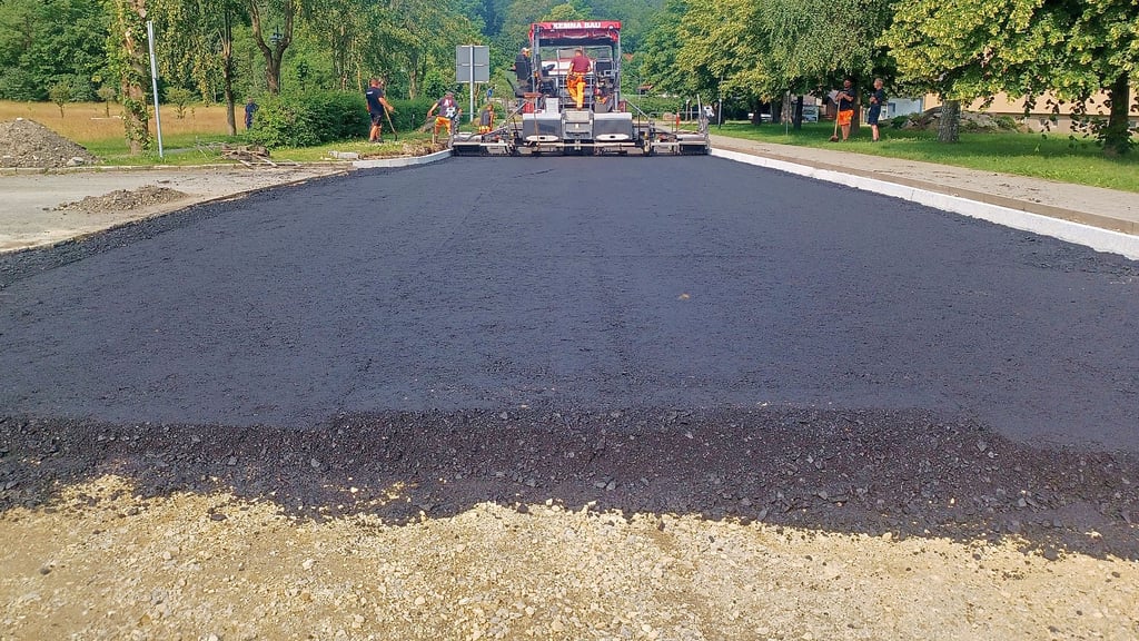 Auf der Bundesstraße 27 in Elend wird derzeit gebaut. Bis Ende Juli soll zunächst zwischen dem Abzweig nach Sorge und dem Kreisverkehr gearbeitet werden. In den kommenden Monaten folgen weitere Bauabschnitte und damit auch Sperrungen.