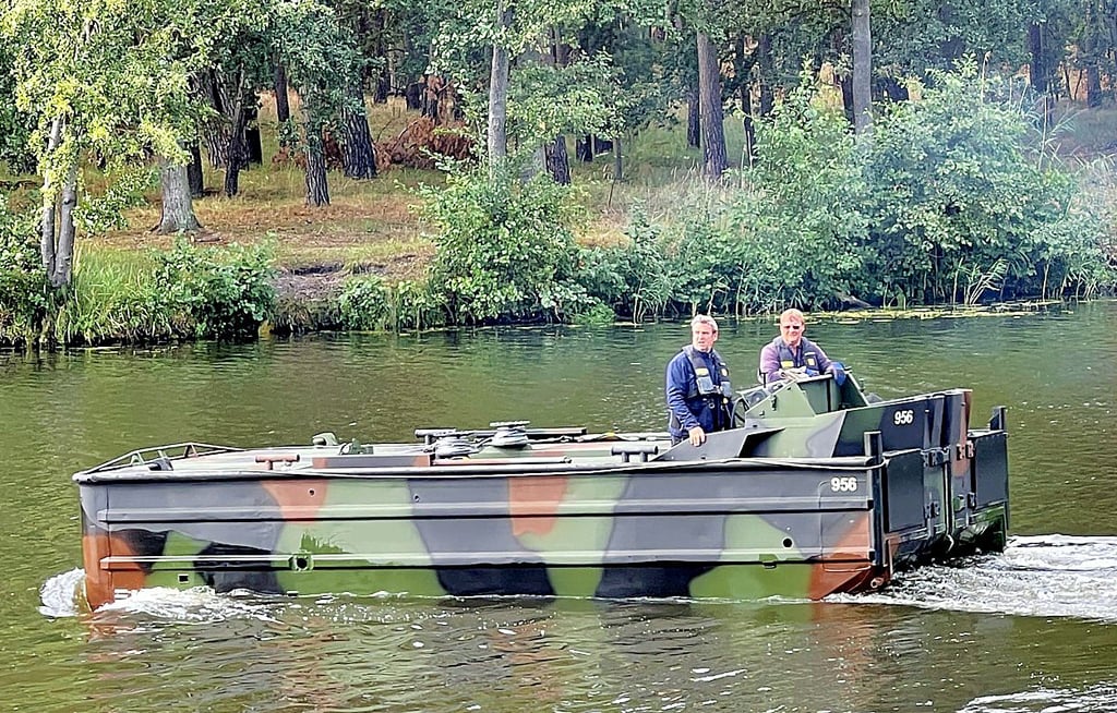 Das Motorboot der Bundeswehr, welches mit einem Jet-Antrieb ausgerüstet ist und deshalb pflanzenfreies Wasser benötigt.