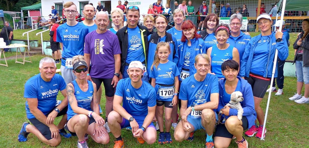 Die Bode-Runners vor dem Start zum 18. Lauf um den Hain in Giersleben: Jens-Uwe Börner, Sandra Homann, Alexander Topf, Emily Siebert, Edgar Schmidtke und Nancy Bothe mit Nicki (u.v.l.), Marc Krüger, Jens Kunkel, Stefan Sindermann, Renate Liedtke, Daniel Wuwer, Kirsten Geist, Janine Wuwer, Anke Delius, Claudia Geist, Kathleen Mahler, Sabine Börner, Bärbel Lallecke und Katrin Winkler-Hindricks (o.v.l.).