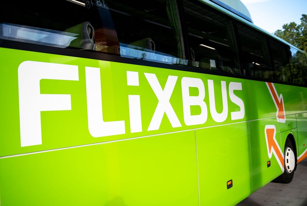 In Baden-Württemberg hat ein Flixbus-Fahrer die angekündigte Pause verkürzt. Eine 69 Jahre alte Frau verpasste so die Weiterfahrt.