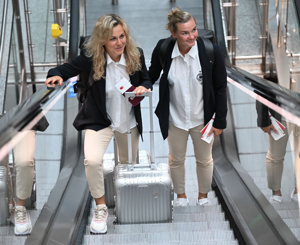 Alexandra Popp (r) und Lena Lattwein vor der Abreise des DFB-Teams nach Australien.