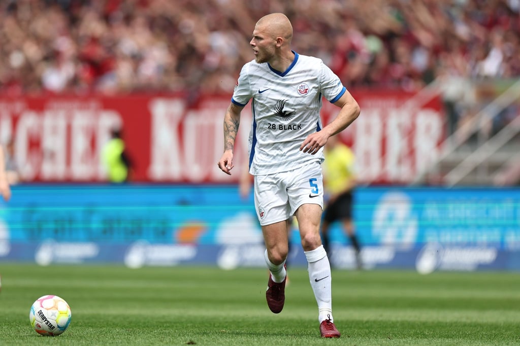 Rick van Drongelen von Hansa Rostock spielt den Ball.