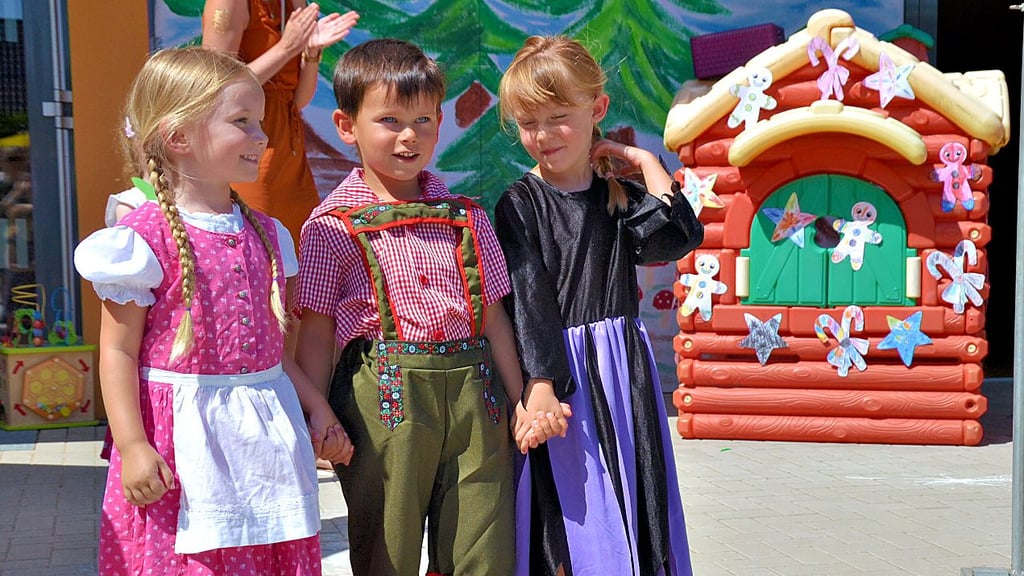 Die Käfergruppe hat „Hänsel und Gretel“ einstudiert. Natürlich muss die Hexe dabei auch in den Ofen.