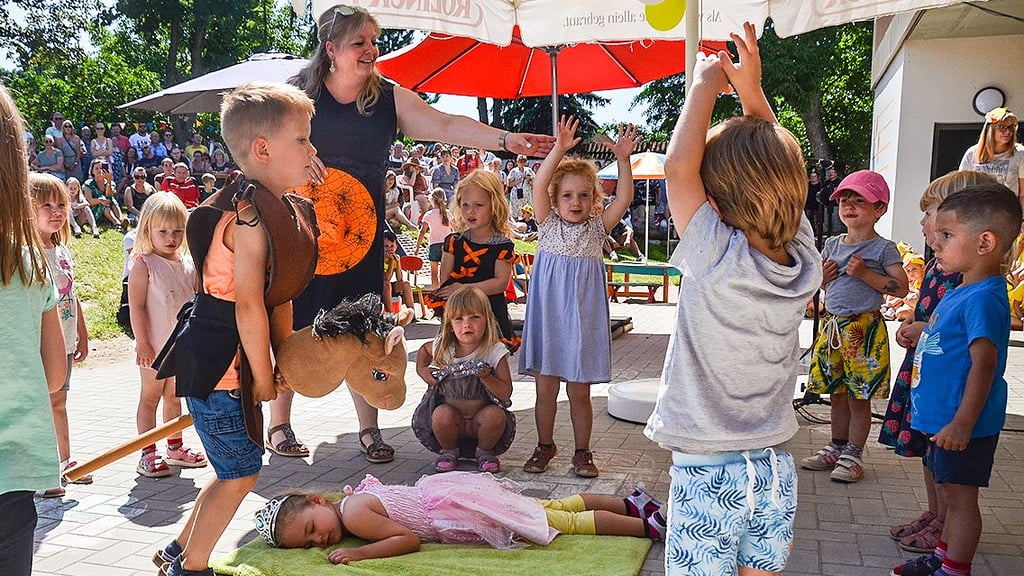 Die Kinder aus der Bienchengruppe spielen das Märchen „Dornröschen“. Auf einem Steckenpferd kommt der Prinz zu Hilfe.