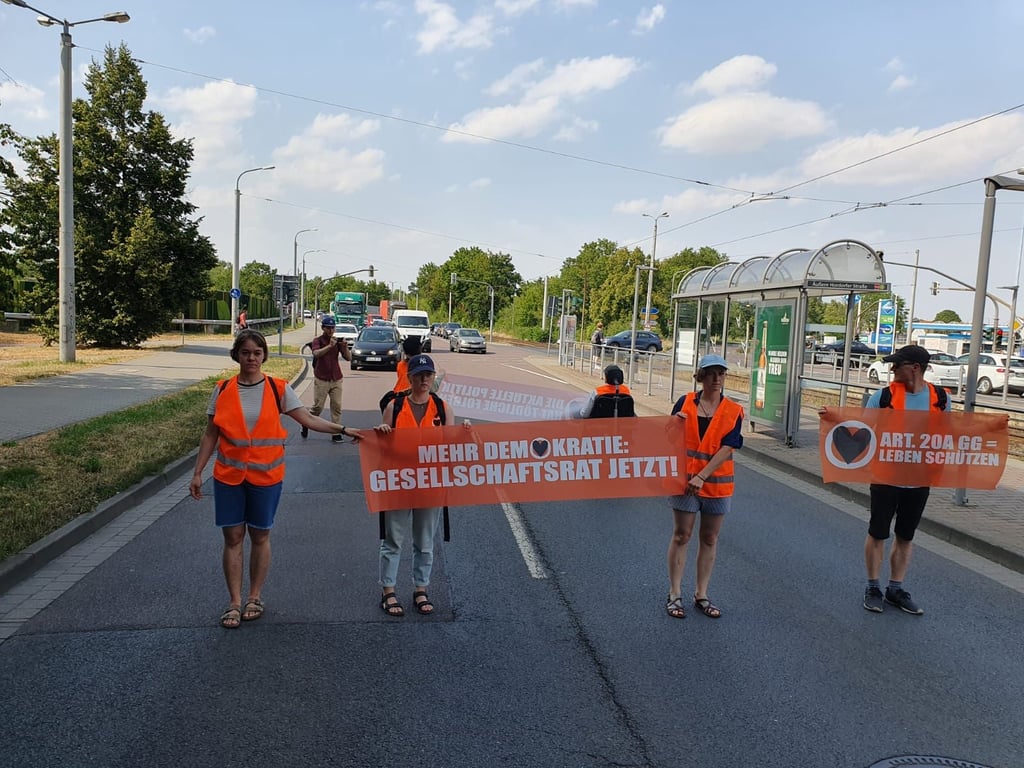 Klimaaktivisten blockieren in Halle eine Straße