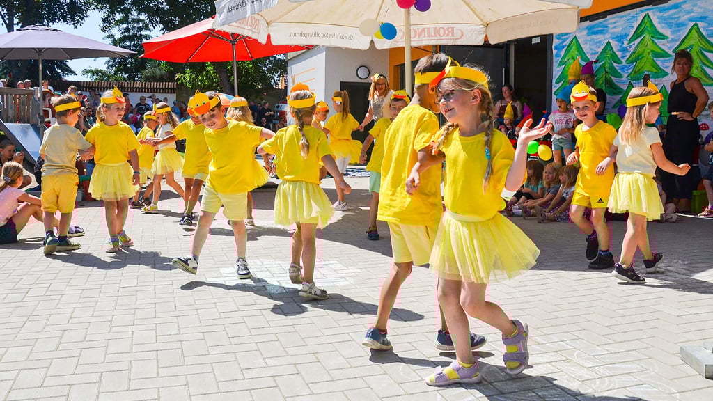 Mit einem einstudierten und wilden Ententanz überzeugen die Mädchen und Jungen der Igelgruppe beim Sommerfest in der Kindertagesstätte „Spatzennest" in Langenweddingen.