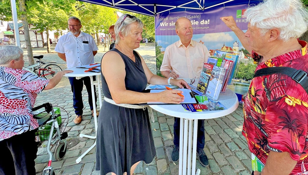 Holger Dittrich, Silvia Ristow und Paul Koller luden am Dienstag auf dem Karlsplatz zum Bürgergespräch unter freiem Himmel ein.