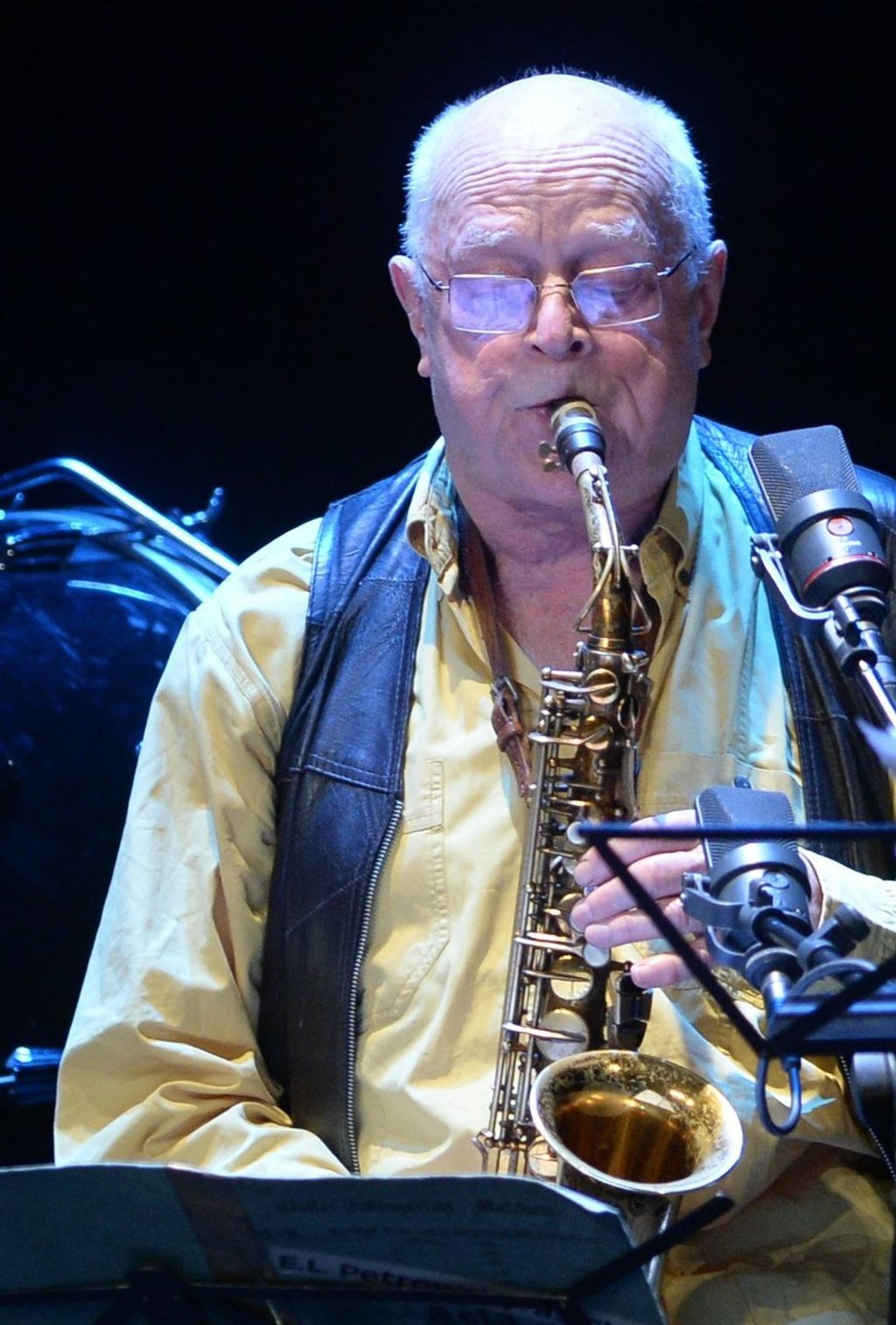 Der Jazzmusiker Ernst-Ludwig „Luten“ Petrowsky spielt bei einem Konzert in Berlin.
