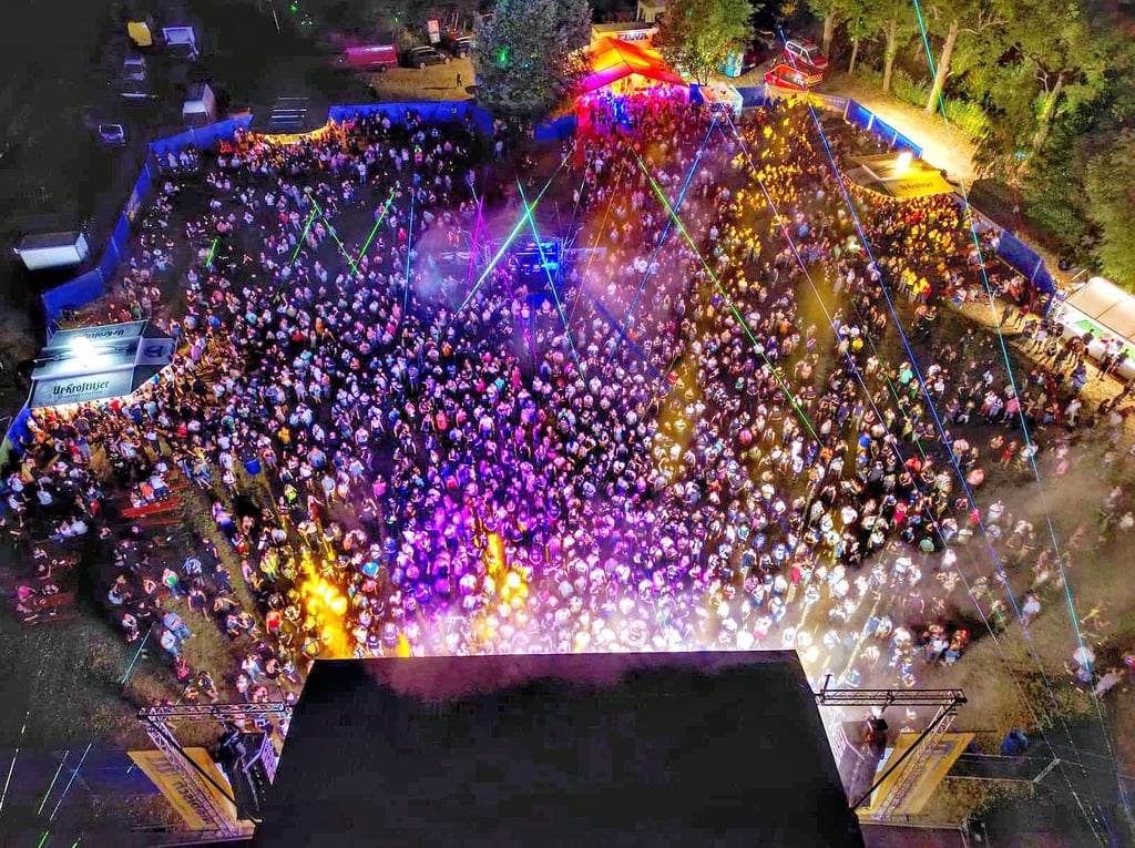 Ein Blick auf das Konzertgelände in Zörbig mit den rund 4.000 Fans beim DJ-Abend am Samstag, wo unter anderem die Ostblockschlampen und Gestört aber Geil auftraten.