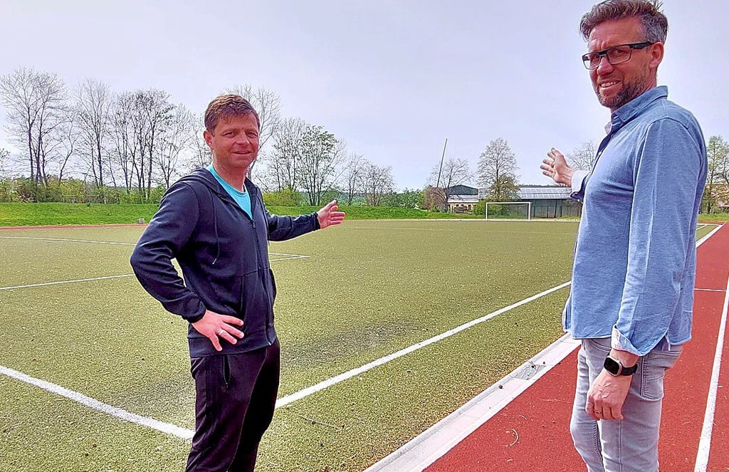 Sebastian Knobbe (links) und sein Stellvertreter André Bergfeld auf dem Kunstrasenplatz in Böhnshausen.