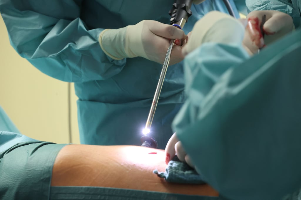 Ärzte bei einer Operation: Künftig soll nicht mehr jedes Krankenhaus alle Leistungen anbieten dürfen.