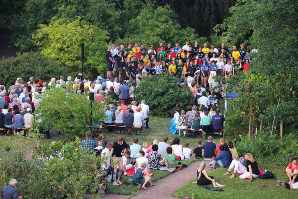 Zur inzwischen 24. Sommer-Serenade des Universitätschores Halle erklingen im Botanischen Garten heiter orientierte Stücke.
