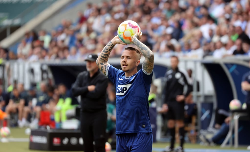Angelino wirft für Hoffenheim den Ball ein.