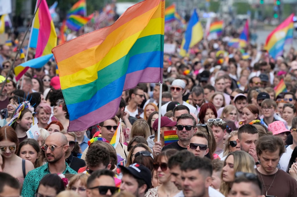 Menschen nehmen an der Equality Parade, einer LGBT-Parade, teil.
