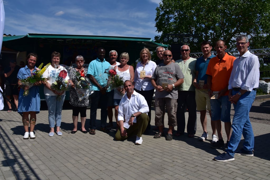 Ehrung für engagierte Vereinsfreunde der Gartensparte „Vorwärts“: Vorsitzender Marc Nitschke (vorn) konnte mit Bundestagspräsidentin Bärbel Bas (7.v.r.) einen prominenten Gast empfangen. Begleitet wurde Bas von Bürgermeister Egbert Geier (r.) und dem Bundestagsabgeordneten Karamba Diaby (4.v.l.).