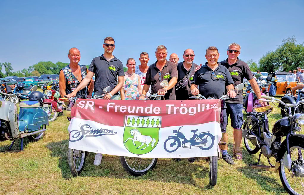 Zirka 20 Leute aus nah und fern gehören zu den SR-Freunden in Tröglitz. Am Sonntag waren sie zum Parkfest in Göbitz.