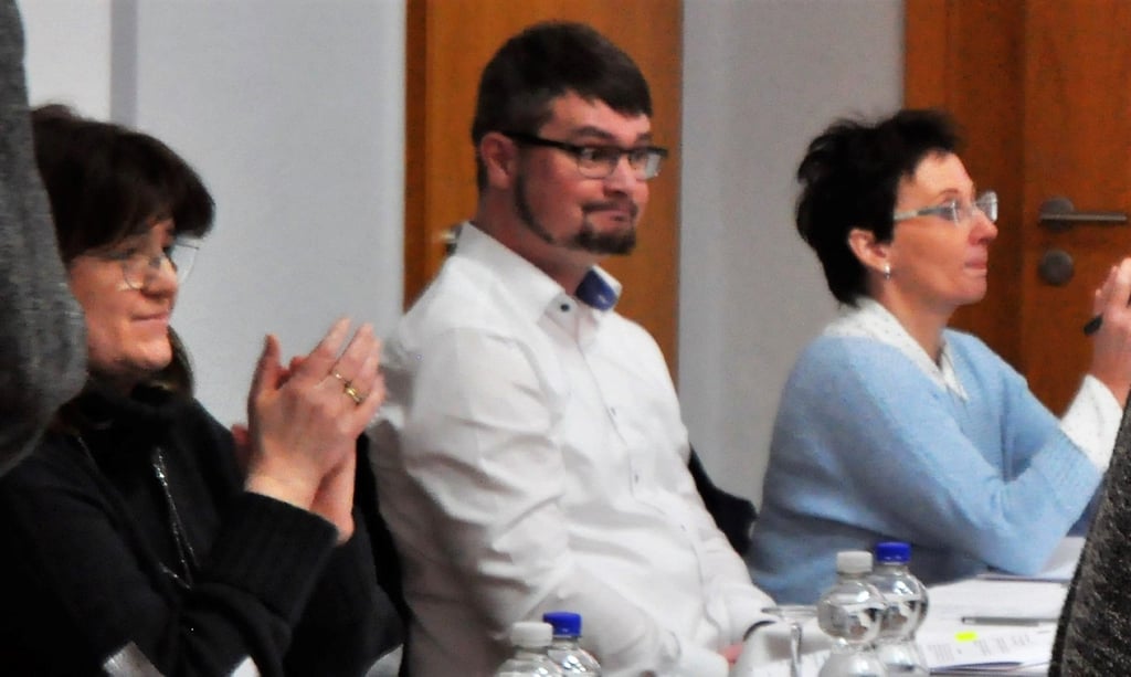 Philipp Morgenroth (Mitte) bei einer Sonderstadtratssitzung in Genthin im Januar zum Haushalt 2023.
