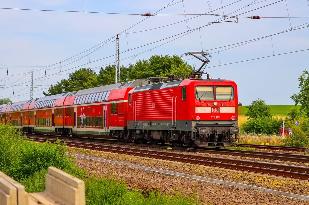 Ein Regionalzug der Deutschen Bahn steht in Brandenburg auf offener Strecke.