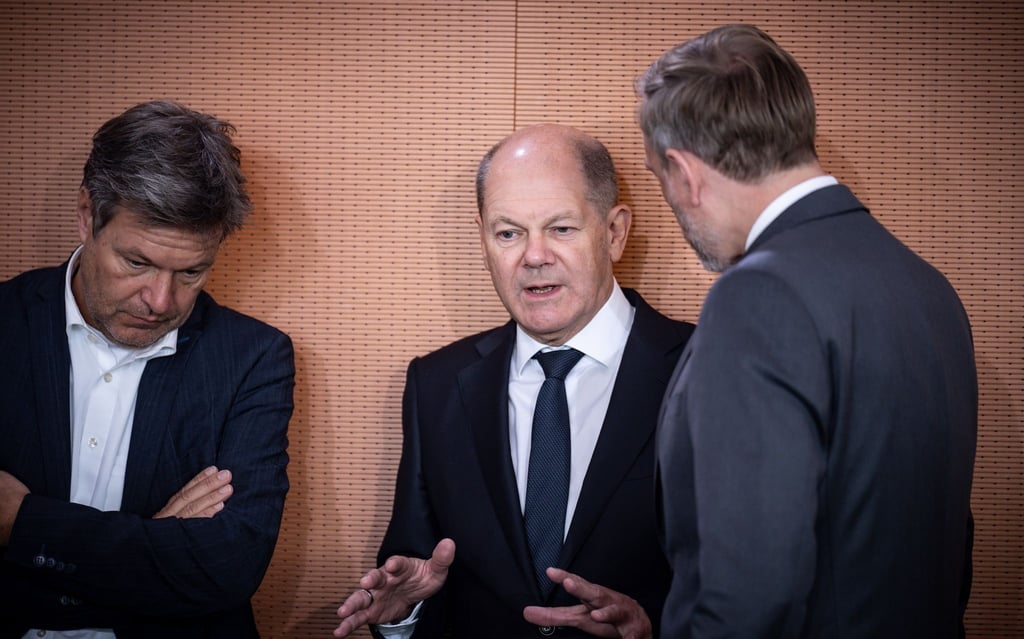 Wirtschaftsminister Robert Habeck (v.l.), Bundeskanzler Olaf Scholz und Finanzminister Christian Lindner bei einer Kabinettssitzung im Kanzleramt.
