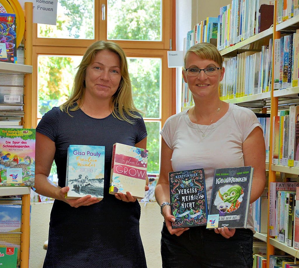 Janina Freimann (li.) und Jeannine Löffler warten noch auf die Fortsetzungen. Nächste Woche gibt es die neuen Bücher zum Leihen.Kristina Reiher