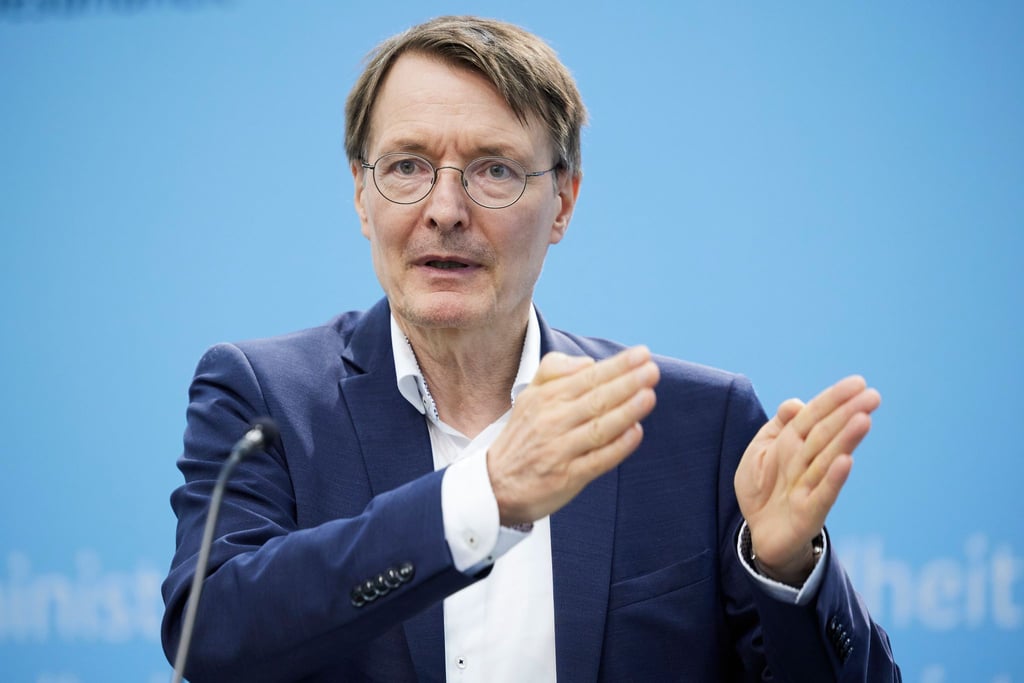 Laut Karl Lauterbach sind für den eigentlichen Prozess des Umbaus Hilfen „aus Mitteln von Bund und Ländern“ in Aussicht gestellt.