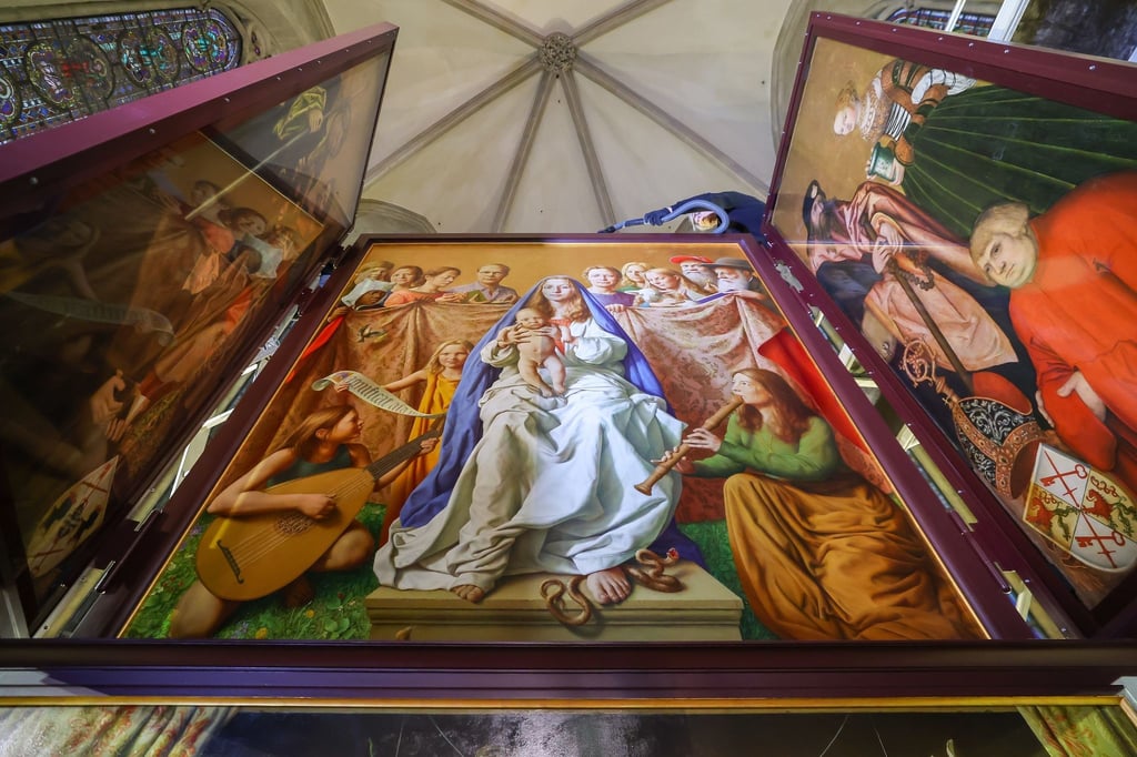 Ein Restauratorenteam um Hannah Stahl (M) demontiert den Cranach-Triegel-Altar.