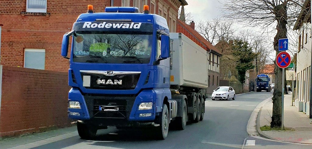 So wie hier auf der Magdeburger Straße in Grasleben donnern auch durch Walbeck und Weferlingen die Lkw.