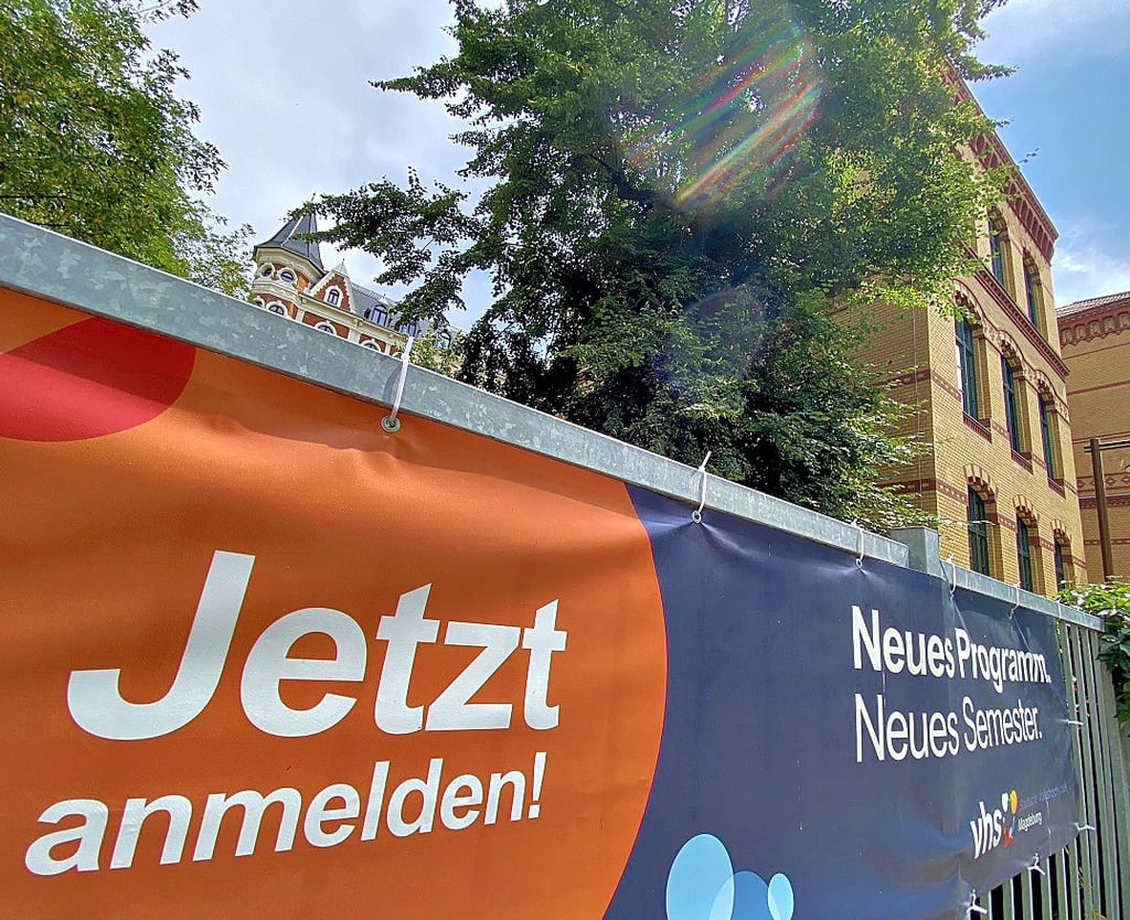 Neben der Volkshochschule Magdeburg wirbt ein Banner für die Angebote der Einrichtung an der Leibnizstraße 23.