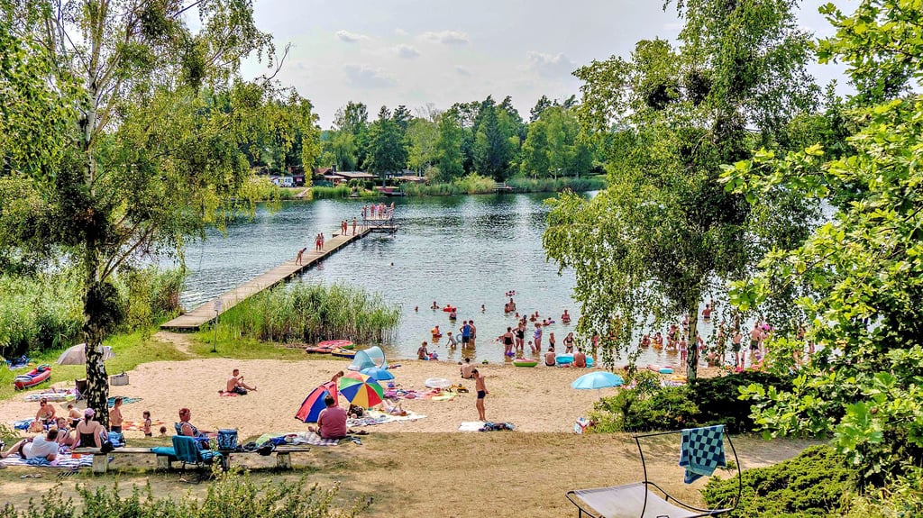 Das Strandbad Möhlau mit dem zum Teil erneuerten Sandstrand und dem langen Steg, der mitten im See mit einer Sprungplattform endet