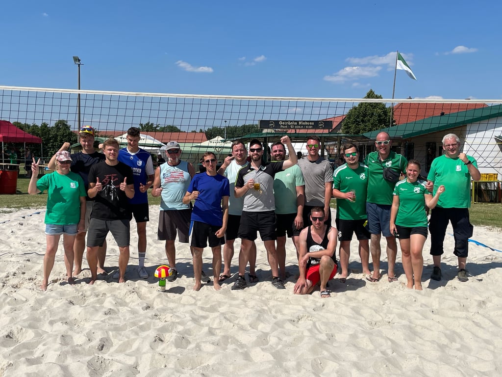 Acht Mannschaften haben ihre Kräfte im Beach-Volleyball gemessen.