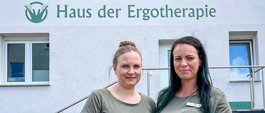 Edwina Kujawski und Andrea Vinzelberg vor ihrem „Haus der Ergotherapie in der Magdeburger Straße 59 in Tangermünde.
