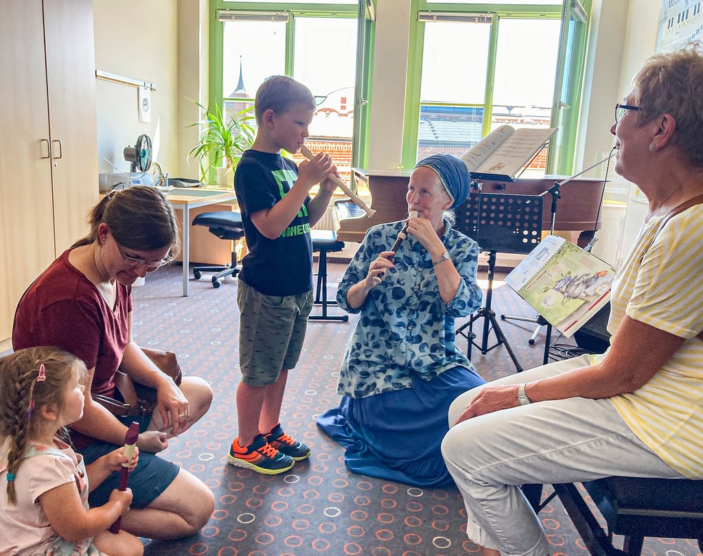 Musiklehrerin Christine Lange (Zweite von links) übt in der Kreismusikschule in Burg mit Erik, dessen Mami Nadine und Schwesterchen Maria ein Lied, während Oma Ute Büchner aufmerksam dem Spiel lauscht.