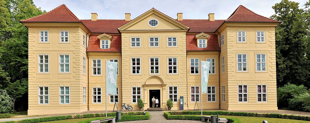 Sophie Charlotte von Mecklenburg-Strelitz, die spätere englische Königin Queen Charlotte (1744-1818), wurde in Mirow geboren. Das Schloss in dem Ort ist heute für Besucher geöffnet und durchaus eine Stipvisite wert, meinen die Genthiner Speepaddler.