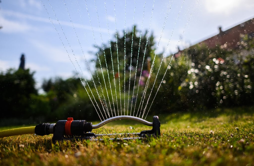 Wasser wird immer mehr zu einem raren Gut: Ein Wassersprenger bewässert den Garten eines Reihenhauses.