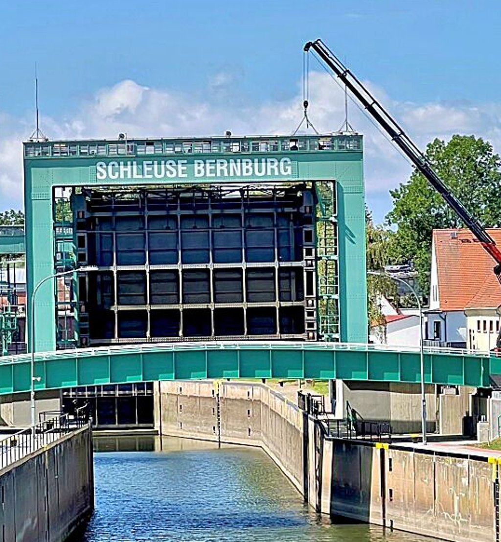 Die Reparatur an der Schleuse läuft.