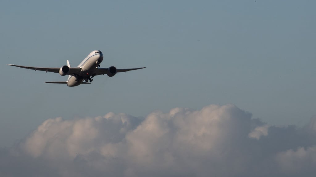 Eine Passagiermaschine startet von einem Flughafen.