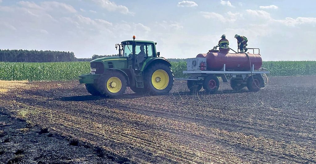 Bei Feld- und Waldbränden eilen auch immer wieder Landwirte mit Wassertanks und Scheibeneggen zu Hilfe.
