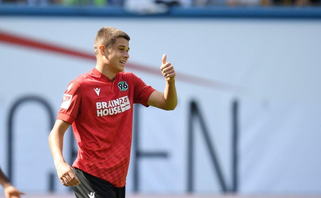 Hannovers Nicolo Tresoldi zeigt den Daumen nach oben.