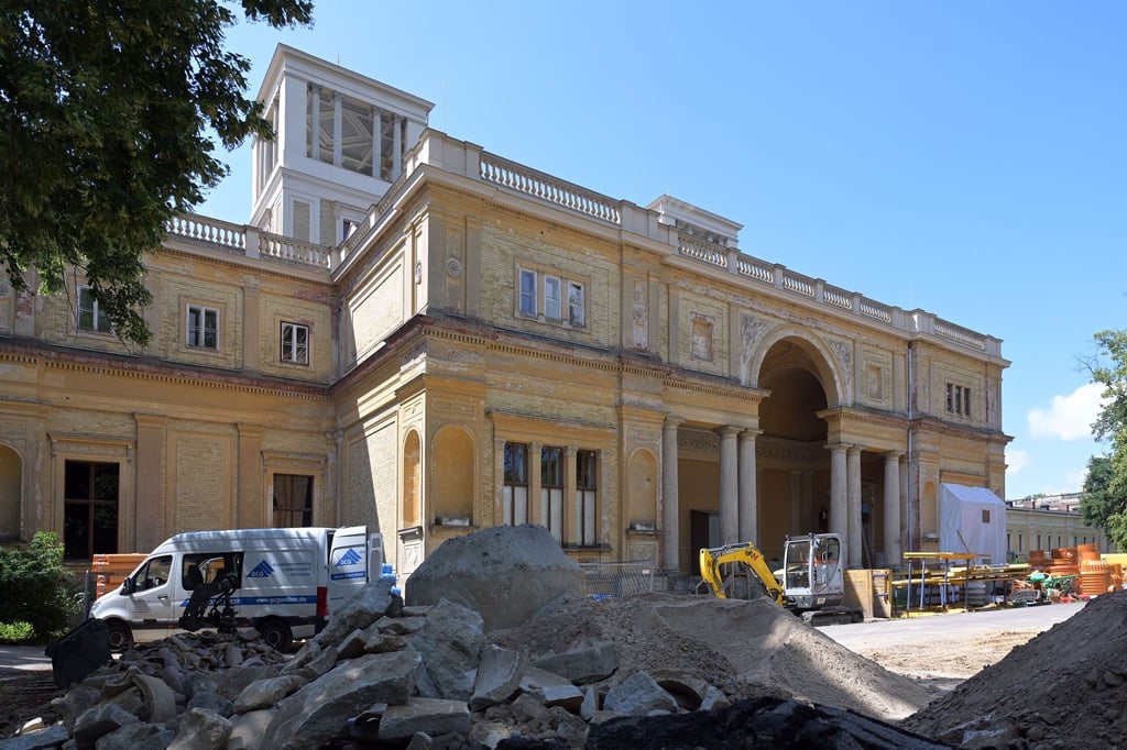 Betontrümmer und Baumaterial stapeln sich an der Hinterseite des Orangerieschloss im Park Sanssouci.