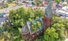 Eindringende Feuchtigkeit hat der roten Waldauer Kirche arg zugesetzt, wie der Blick aus der Vogelperspektive verdeutlicht.