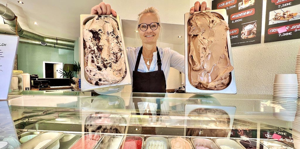Große Auswahl: Eismacherin Susanne Jecht ist seit April Inhaberin vom Eiskontor in der Werderstraße.