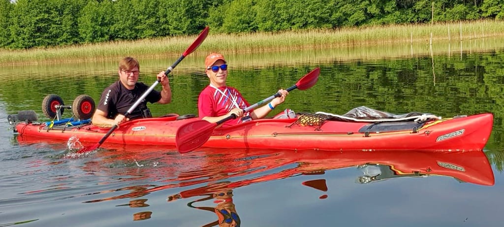 Andrè Zelmanski und Hans-Joachim Fuchs unterwegs im Kanu. Die Genthiner waren unterwegs auf der Schwaanhavel in Mecklenburg-Vorpommern und machten Station in einigen kleinen Orten in der Nähe.