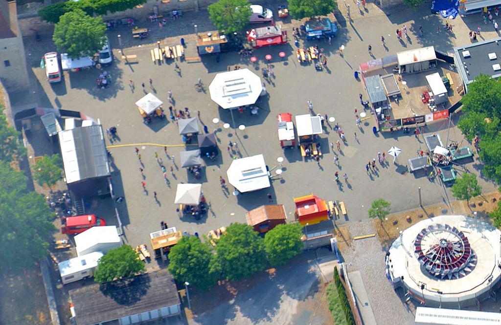 Ein Verbesserungsvorschlag der Arbeitsgruppe Salzlandfest sind mehr schattige Plätze auf dem Benneck'schen Hof. Chris Nicolai denkt zudem an "Nischen" zum Verweilen am Rand des Festplatzes.