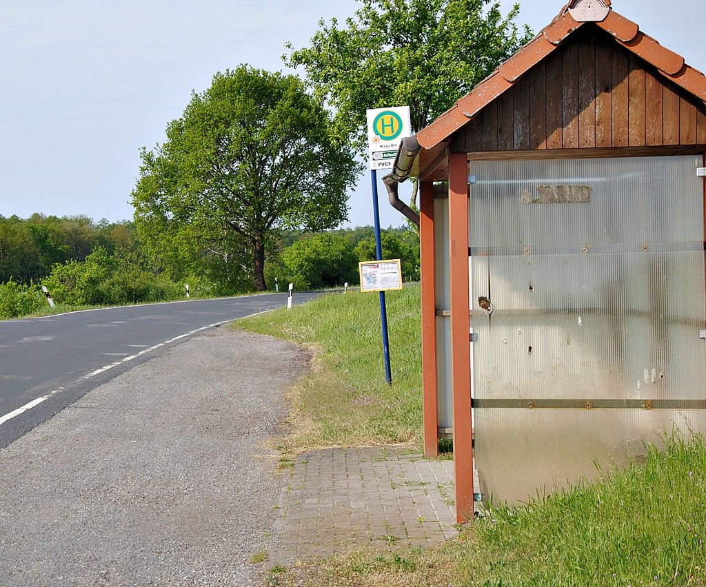 Nicht nur die Fahrbahn der Kreisstraße, auch die marode Buswartehalle am Abzweig Nieps soll erneuert werden.