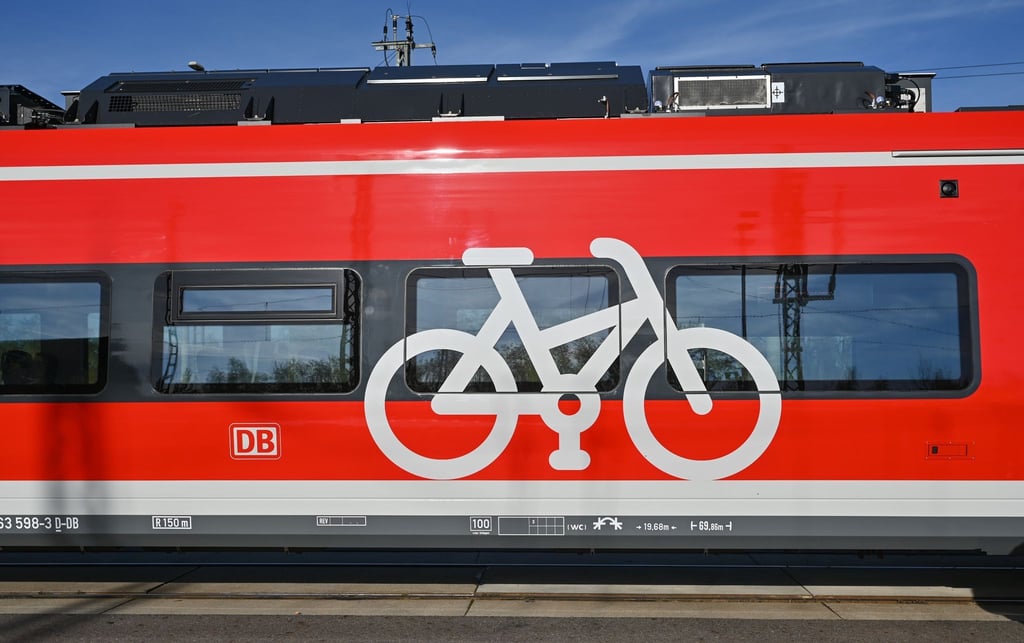 Erneut ist ein Regionalzug der Deutschen Bahn mit einigen Hundert Fahrgästen liegen geblieben (Archivbild).