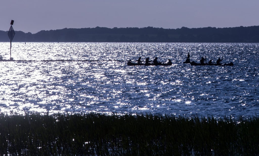 Urlauber sind mit Paddelbooten auf der Müritz unterwegs.