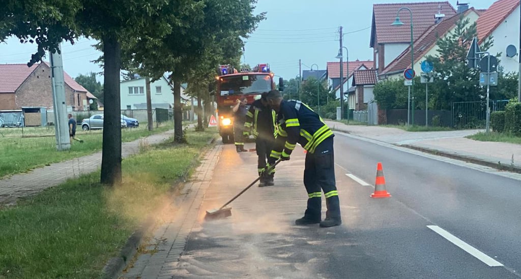 Zweimal mussten die Kameraden im Breiten Weg in Güsen das ausgekippte Öl mit Ölbindergranulat entfernen.