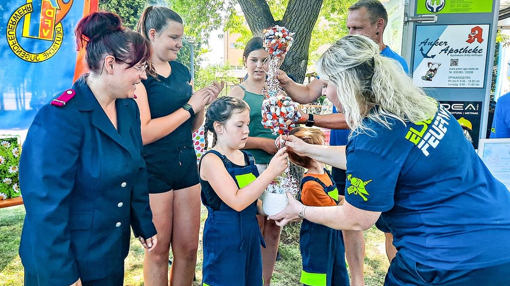 Die Wehr aus Elster übergeben der Kinder- und der Jugendwehr aus Mühlanger Geschenke.